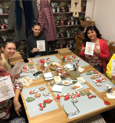 Csapat közösen díszít mézeskalácsokat