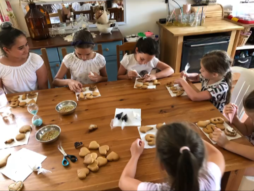 Gyerekek boldogan díszítik a mézeskalácsot